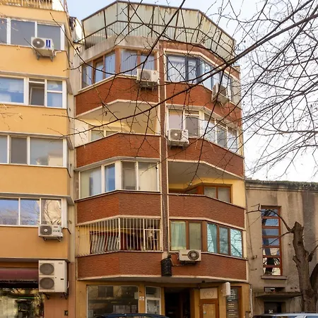 Bright City-center Flat For 4 Guests Апартаменты *