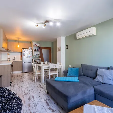 Bright City-center Flat For 4 Guests * Warna