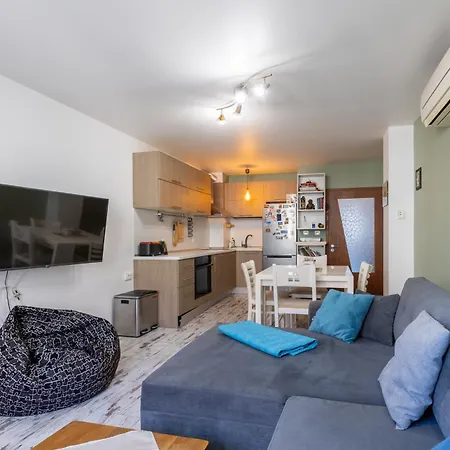 Bright City-center Flat For 4 Guests Апартаменты *