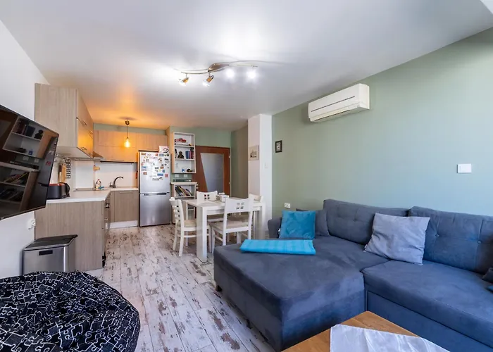 Bright City-center Flat For 4 Guests * Варна