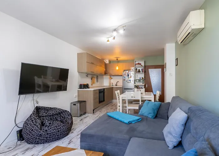 Bright City-center Flat For 4 Guests Апартаменты *