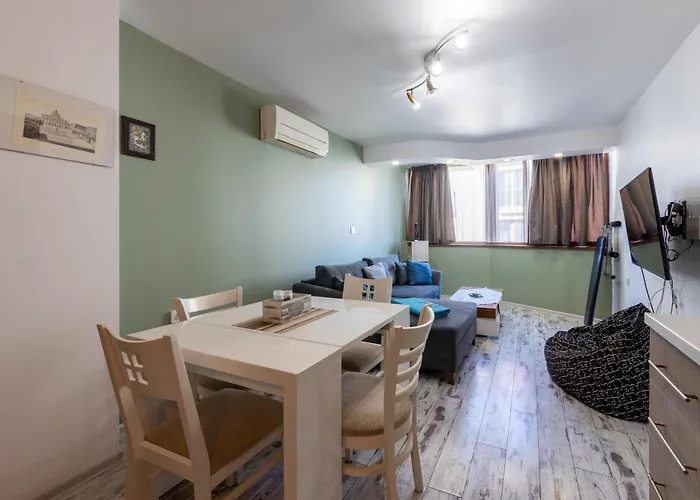 Bright City-center Flat For 4 Guests Апартаменты